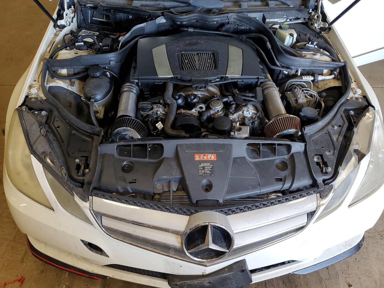 2010 Mercedes-benz E 550 White vin: WDDKJ7CB5AF004450