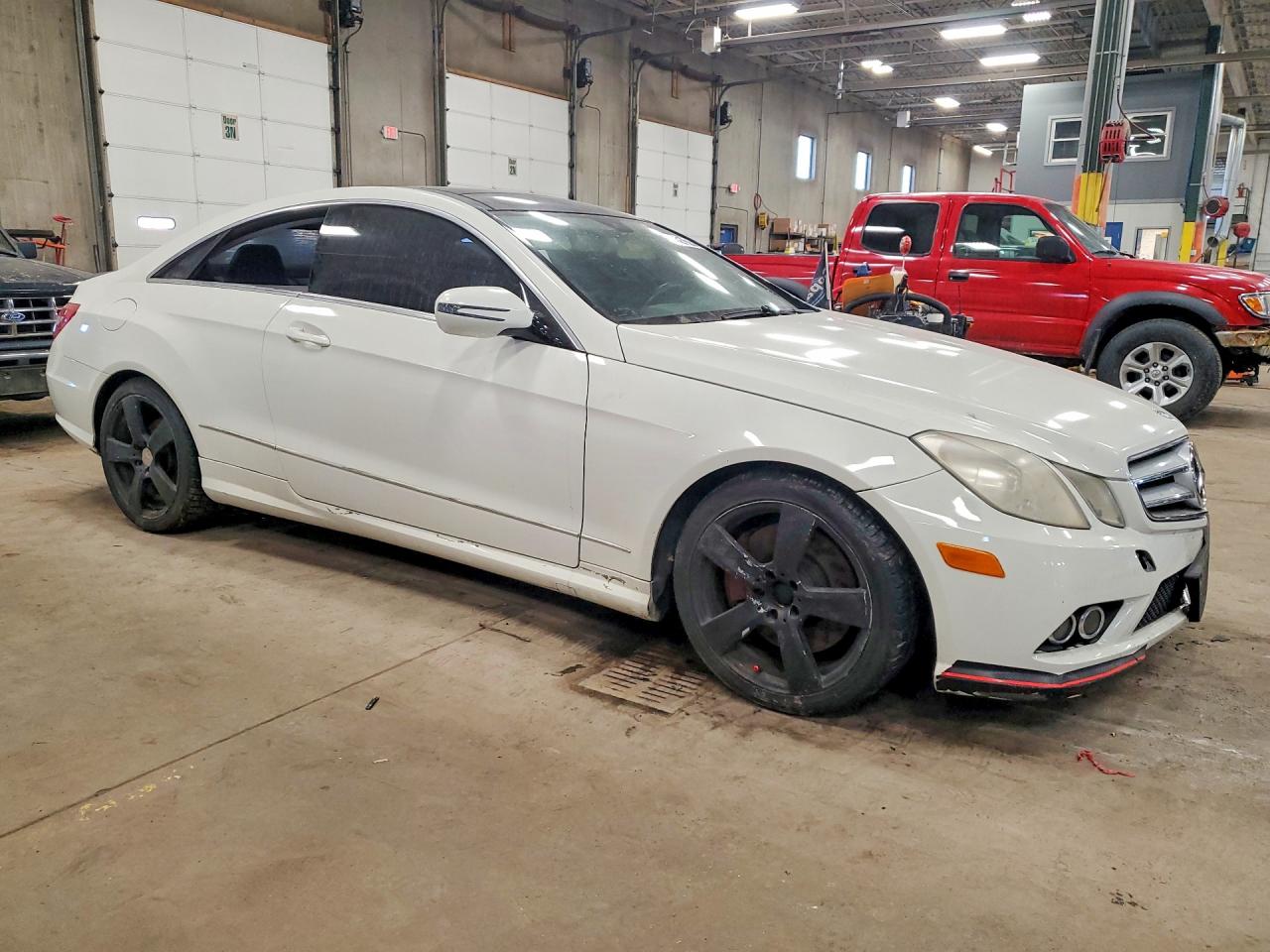 2010 Mercedes-benz E 550 White vin: WDDKJ7CB5AF004450
