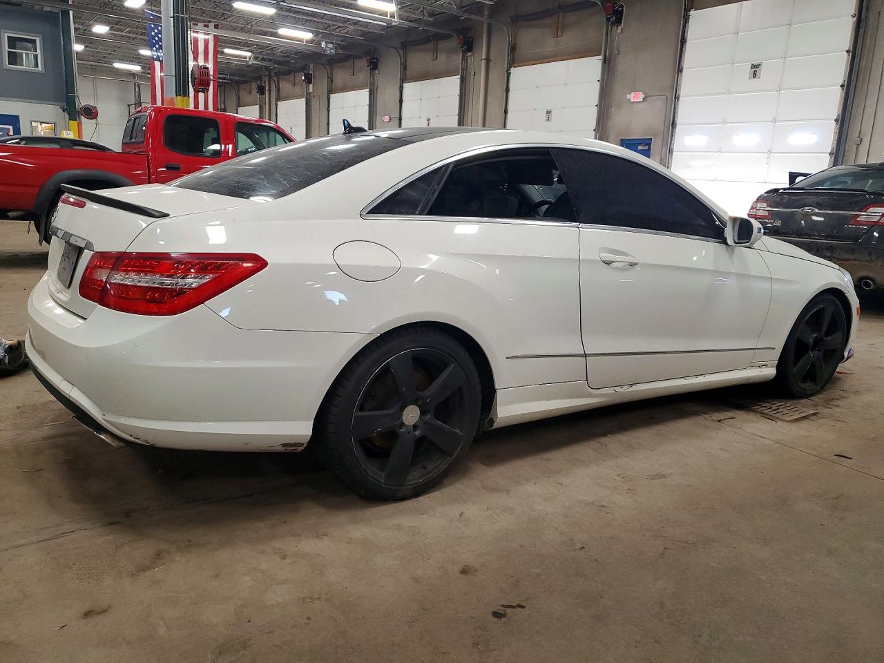 2010 Mercedes-benz E 550 White vin: WDDKJ7CB5AF004450