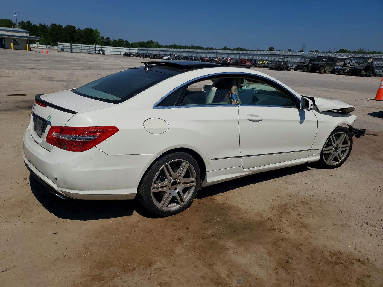 2010 Mercedes-benz E 550 White vin: WDDKJ7CB6AF042995