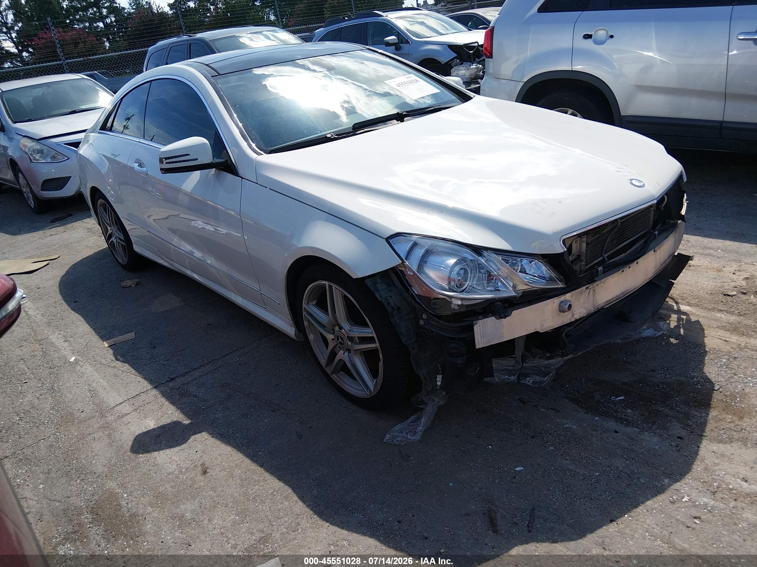 2011 Mercedes-benz E 550 White vin: WDDKJ7CB7BF065669