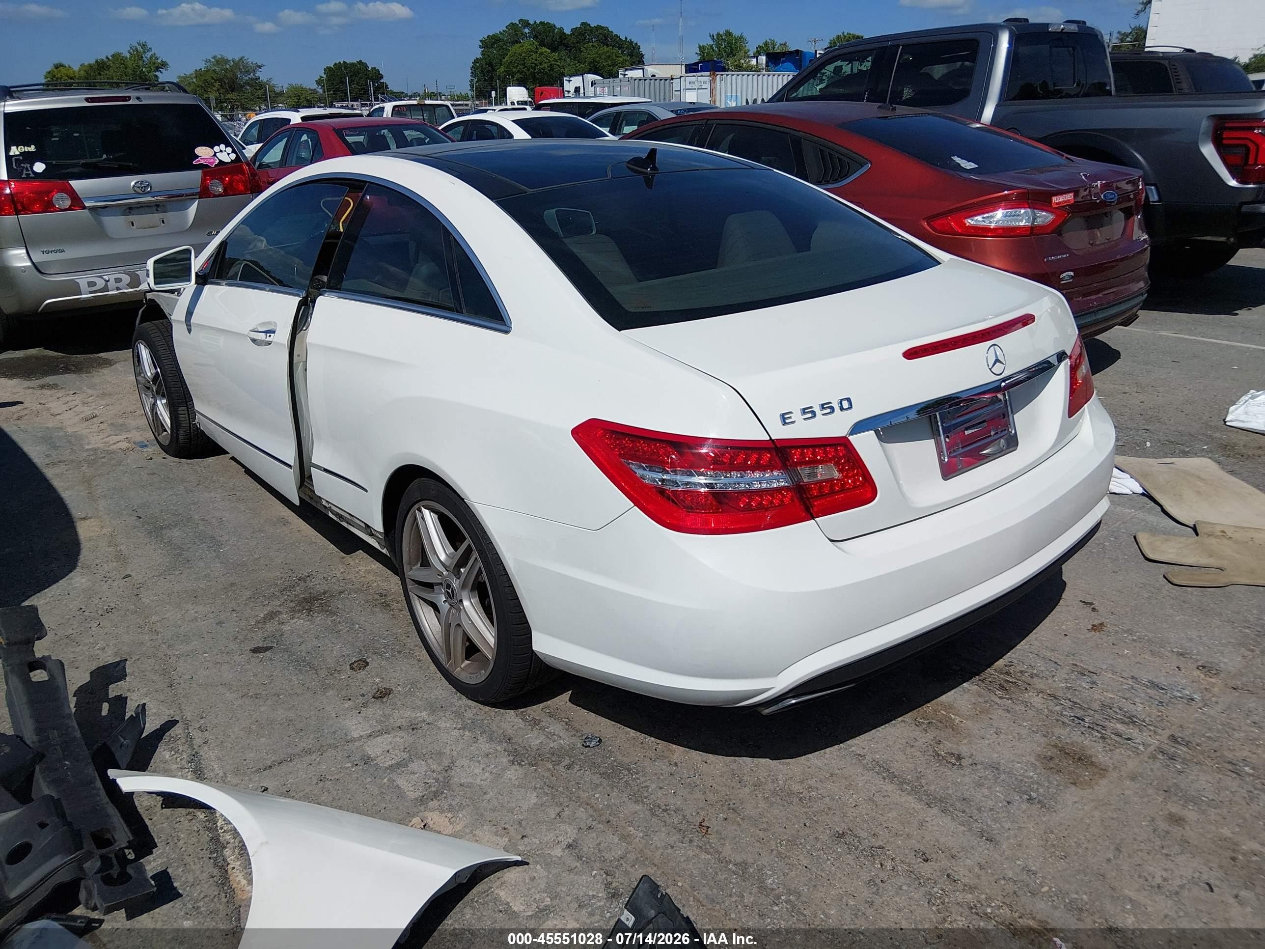 2011 Mercedes-benz E 550 White vin: WDDKJ7CB7BF065669