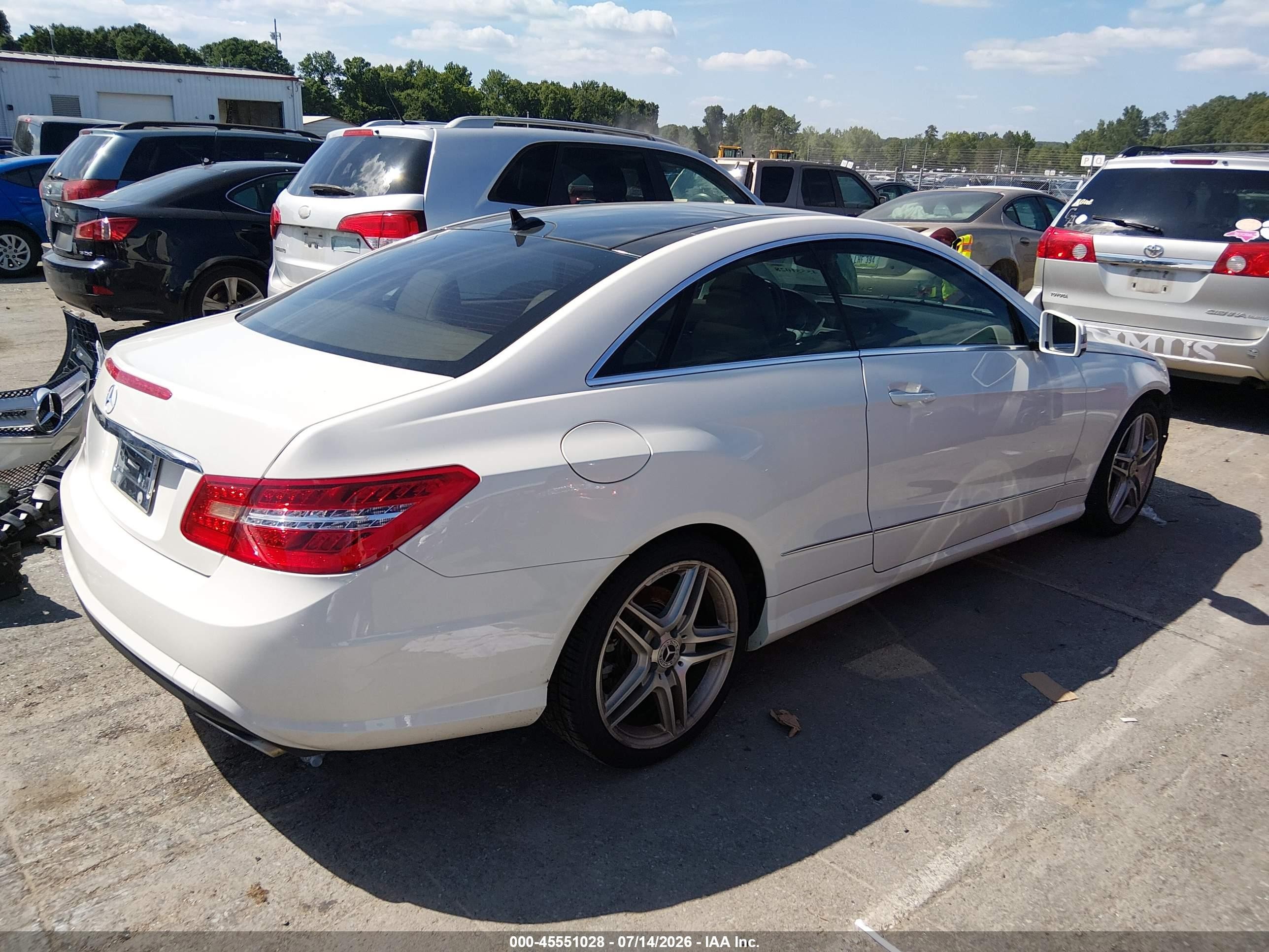 2011 Mercedes-benz E 550 White vin: WDDKJ7CB7BF065669