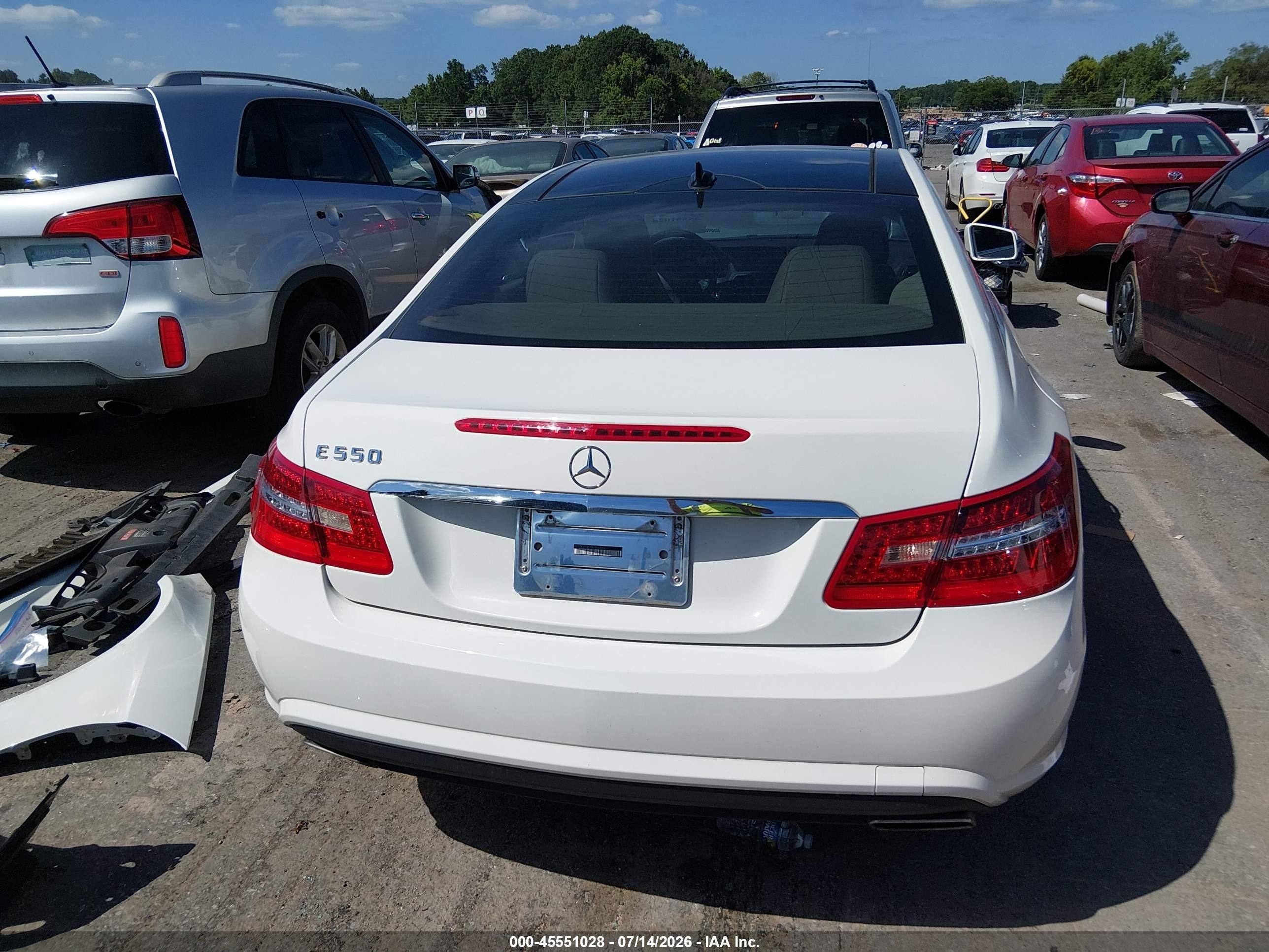 2011 Mercedes-benz E 550 White vin: WDDKJ7CB7BF065669