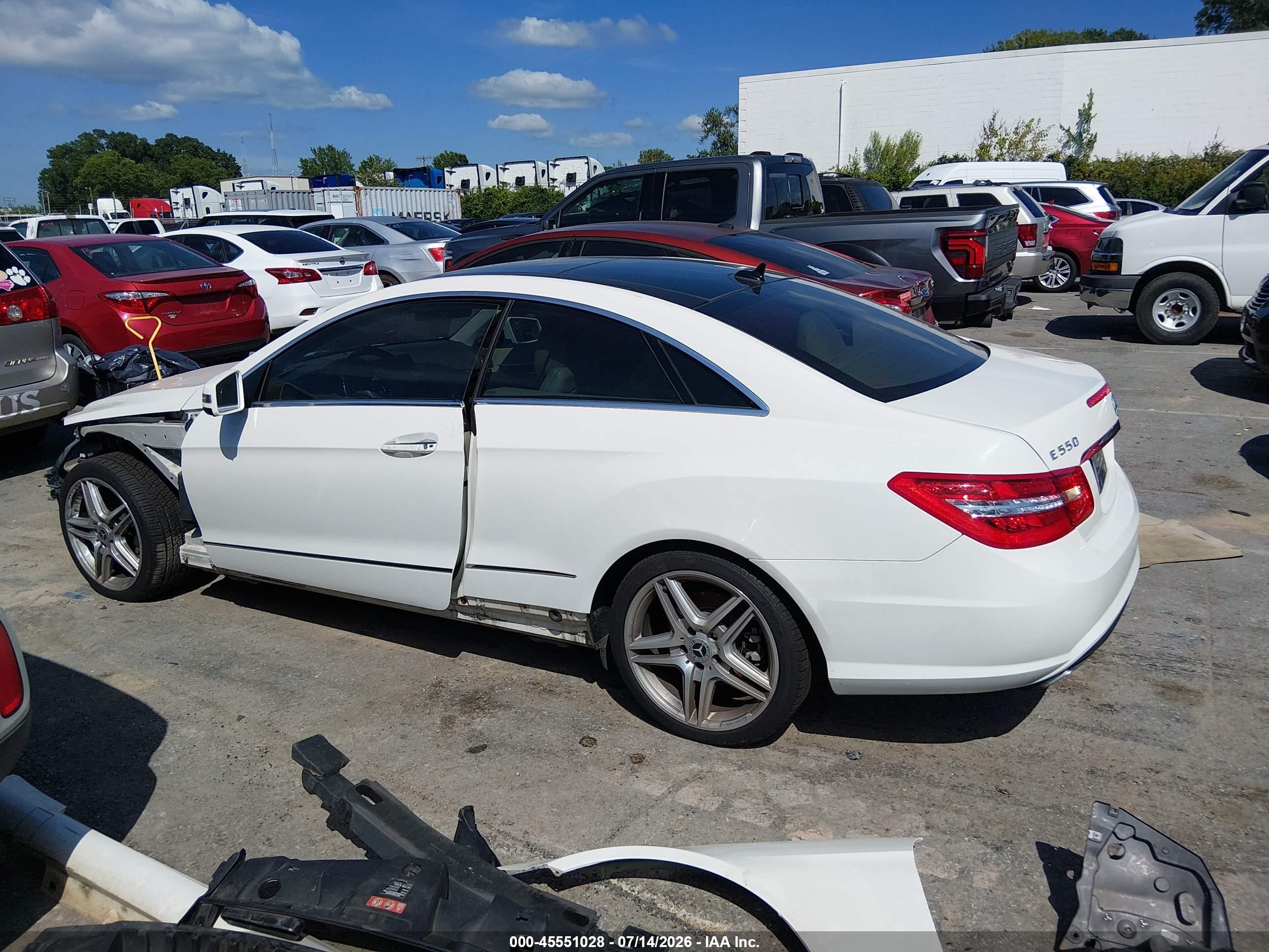 2011 Mercedes-benz E 550 White vin: WDDKJ7CB7BF065669