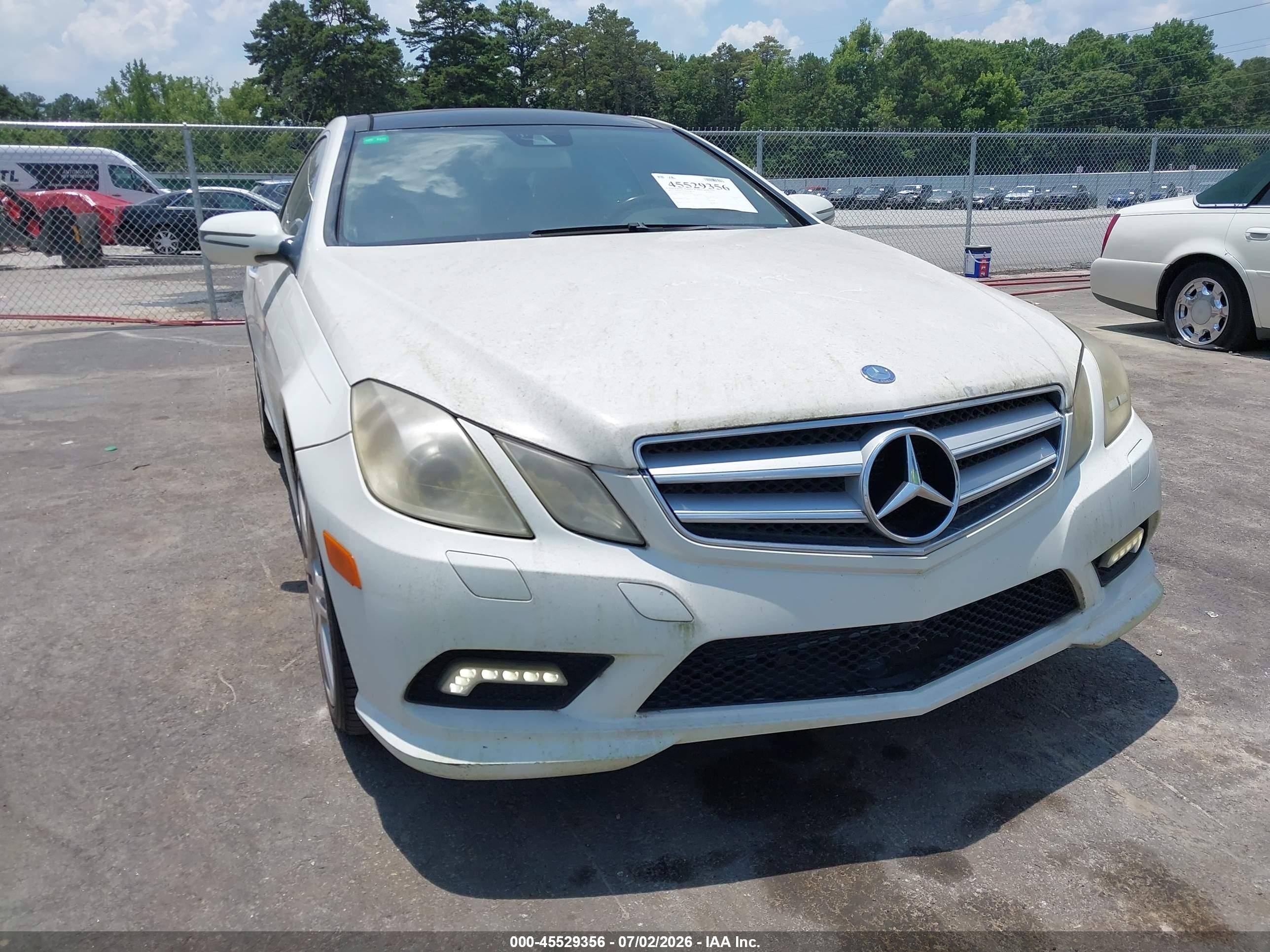2010 Mercedes-benz E 550   White vin: WDDKJ7CB8AF025289