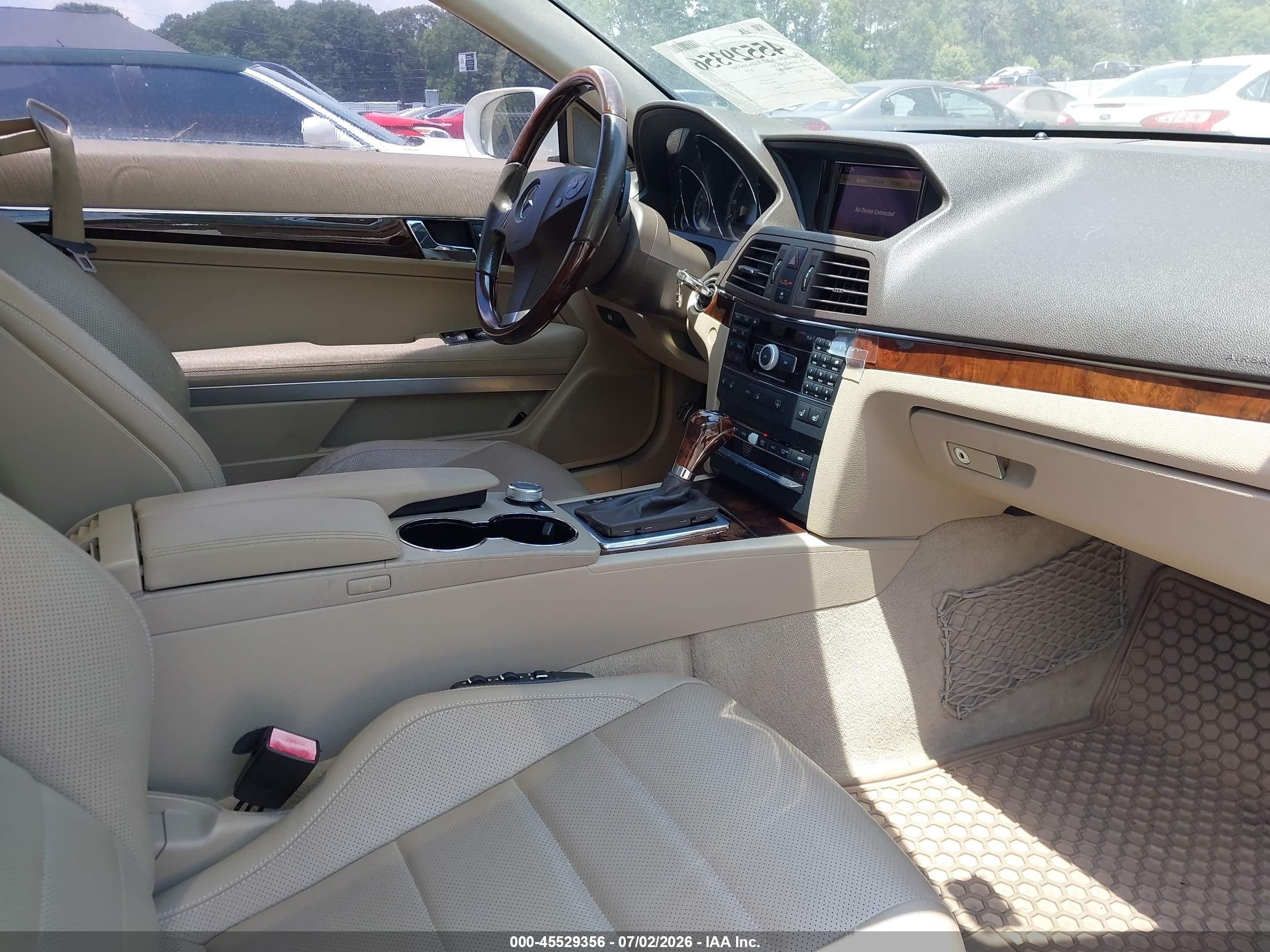 2010 Mercedes-benz E 550   White vin: WDDKJ7CB8AF025289