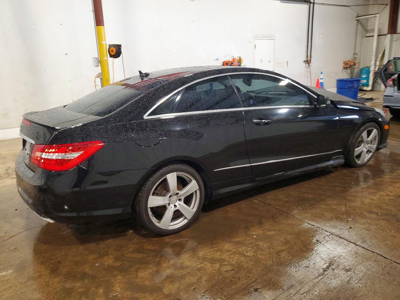 2011 Mercedes-benz E 550 Черный vin: WDDKJ7CB8BF071660