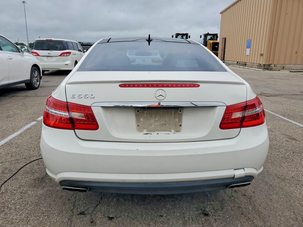 2011 Mercedes-benz E 550 White vin: WDDKJ7CB9BF076754