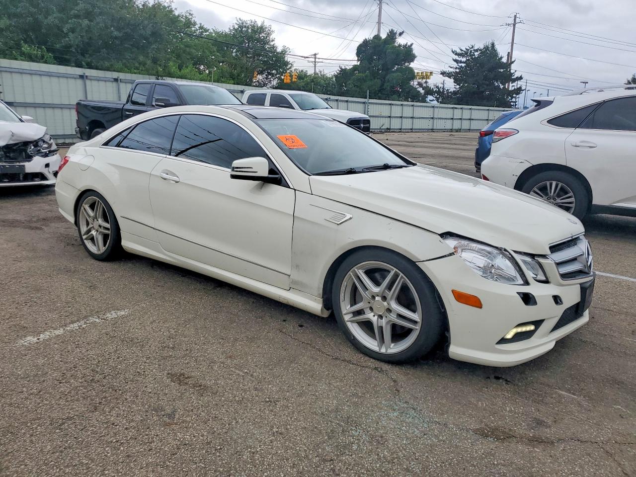2011 Mercedes-benz E 550 White vin: WDDKJ7CB9BF076754