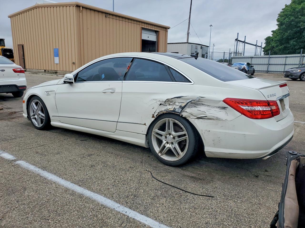2011 Mercedes-benz E 550 White vin: WDDKJ7CB9BF076754
