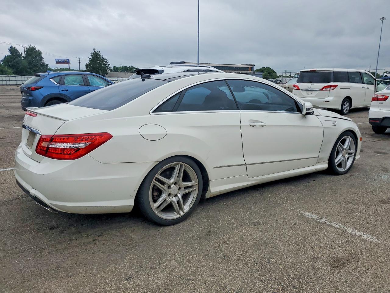 2011 Mercedes-benz E 550 White vin: WDDKJ7CB9BF076754