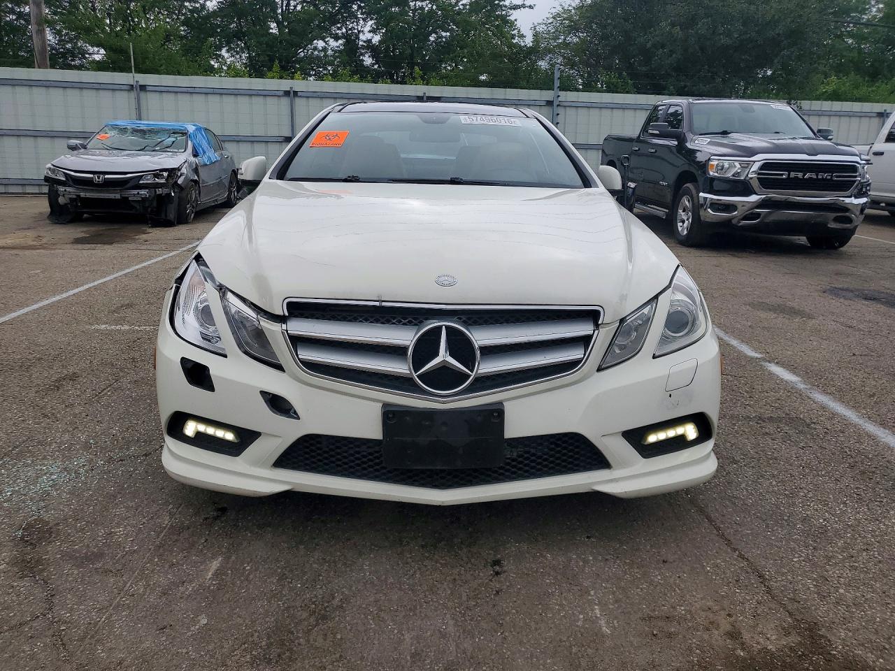 2011 Mercedes-benz E 550 White vin: WDDKJ7CB9BF076754