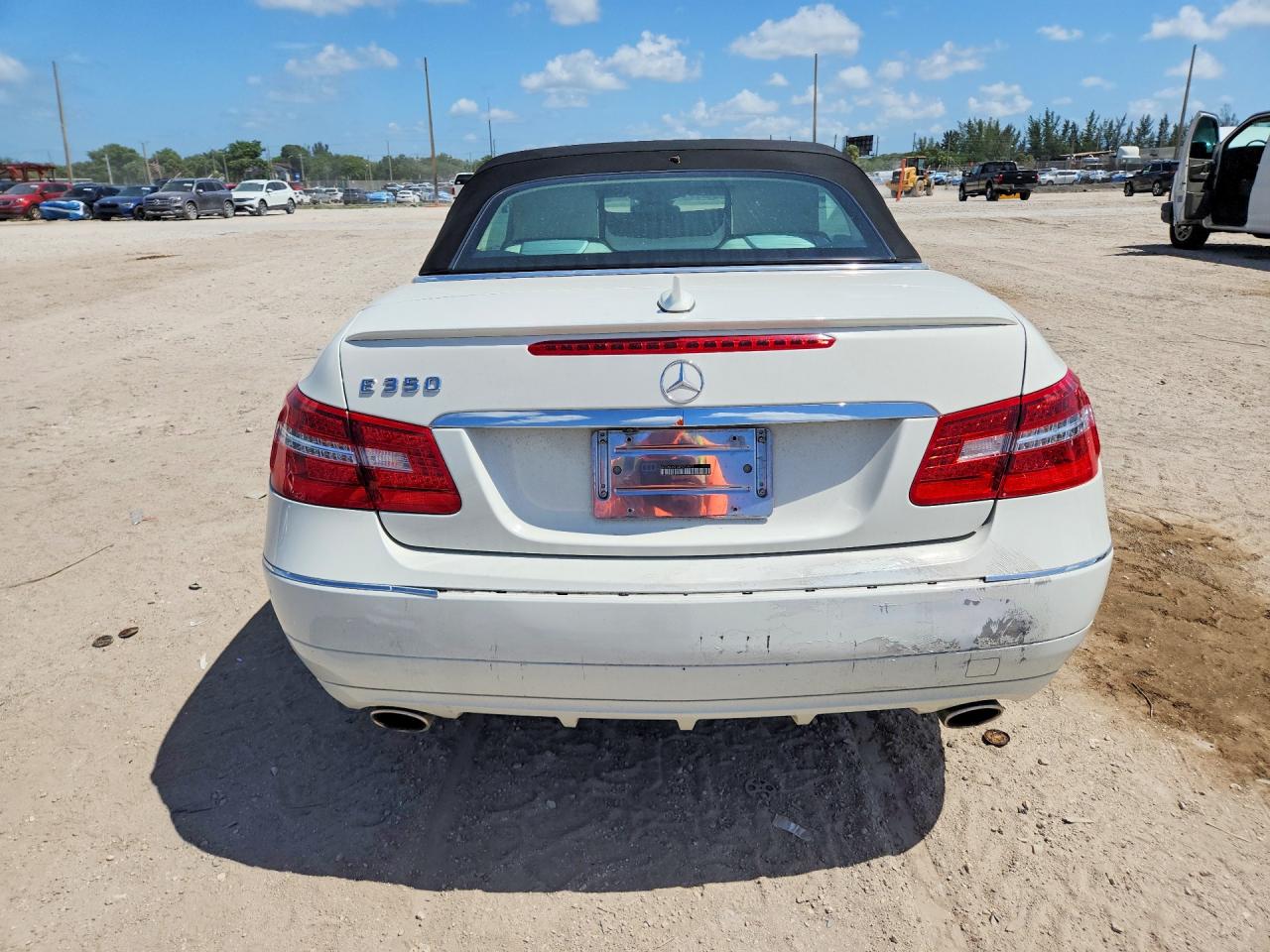 2011 Mercedes-benz E 350 White vin: WDDKK5GF3BF097873