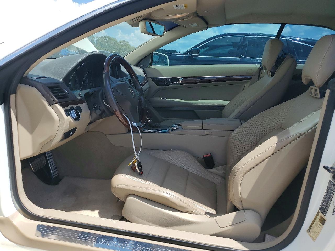 2011 Mercedes-benz E 350 White vin: WDDKK5GF3BF098330