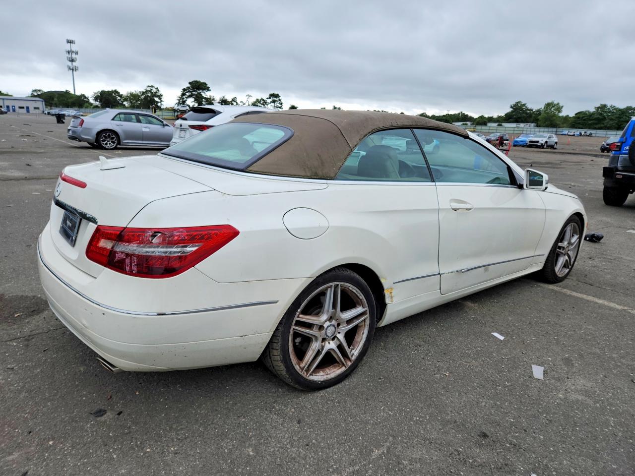 2011 Mercedes-benz E 350 White vin: WDDKK5GF7BF076489