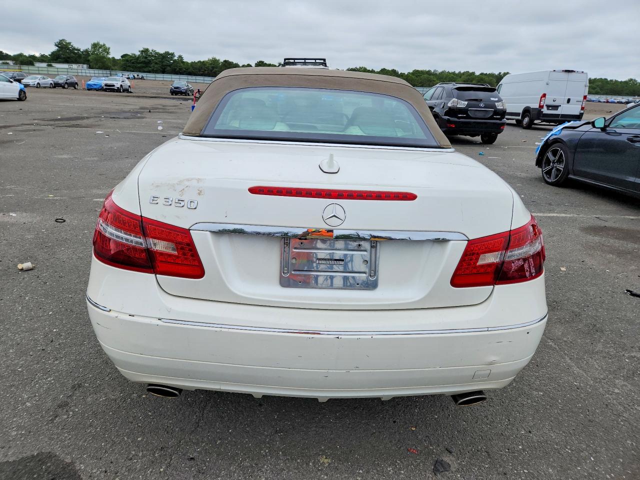 2011 Mercedes-benz E 350 White vin: WDDKK5GF7BF076489