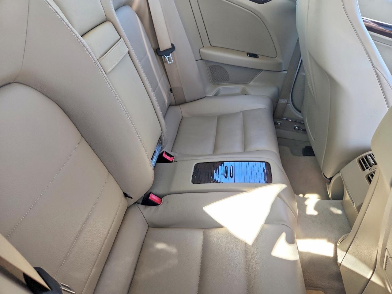 2011 Mercedes-benz E 350 White vin: WDDKK5GF8BF058406