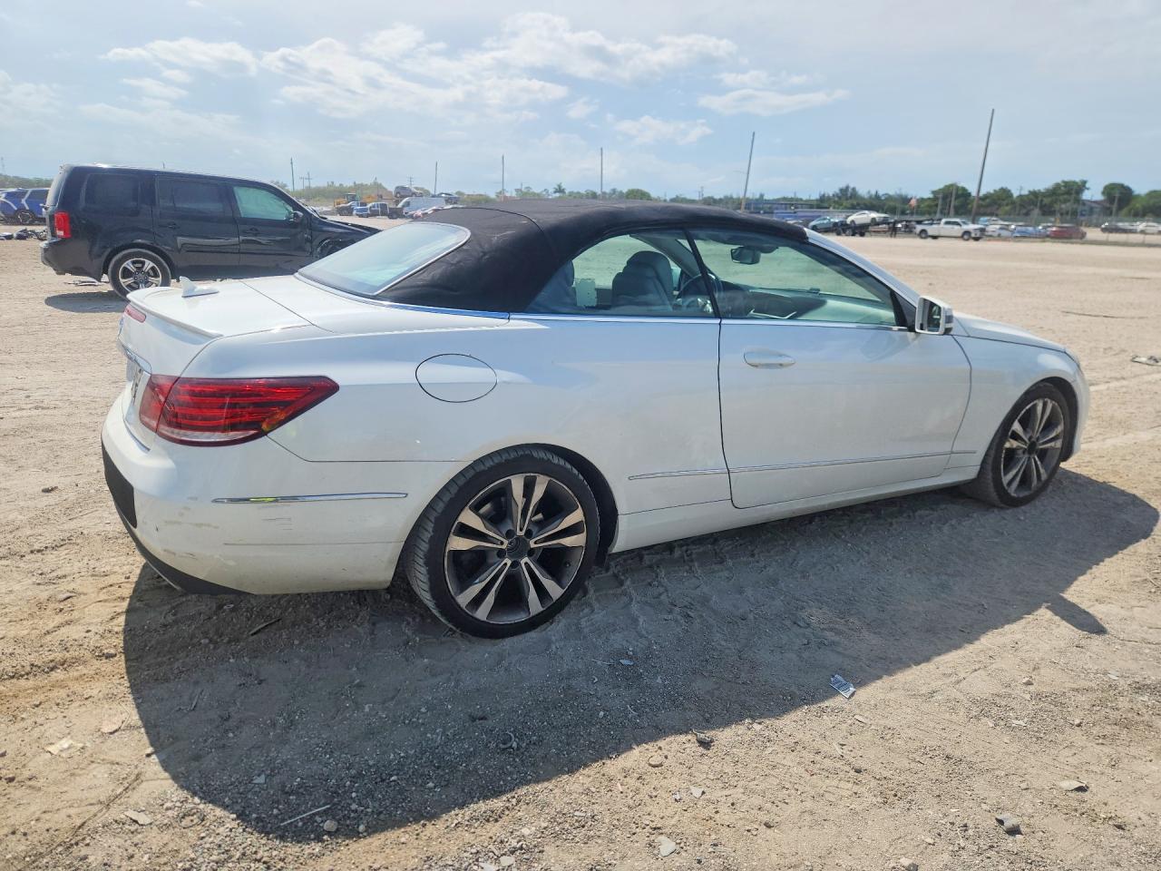 2014 Mercedes-benz E 350 White vin: WDDKK5KF4EF242169
