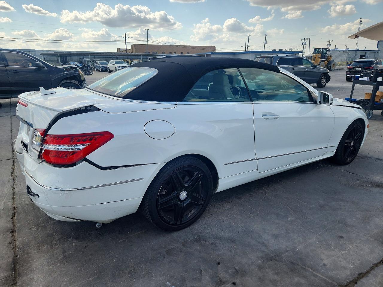 2013 Mercedes-benz E 350 White vin: WDDKK5KFXDF188052
