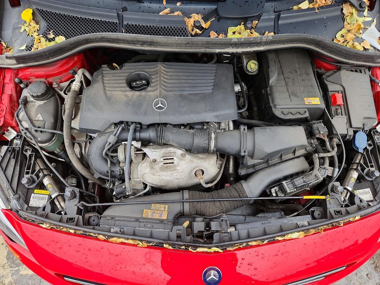 2013 Mercedes-benz B250 Red vin: WDDMH4EB2DJ154310