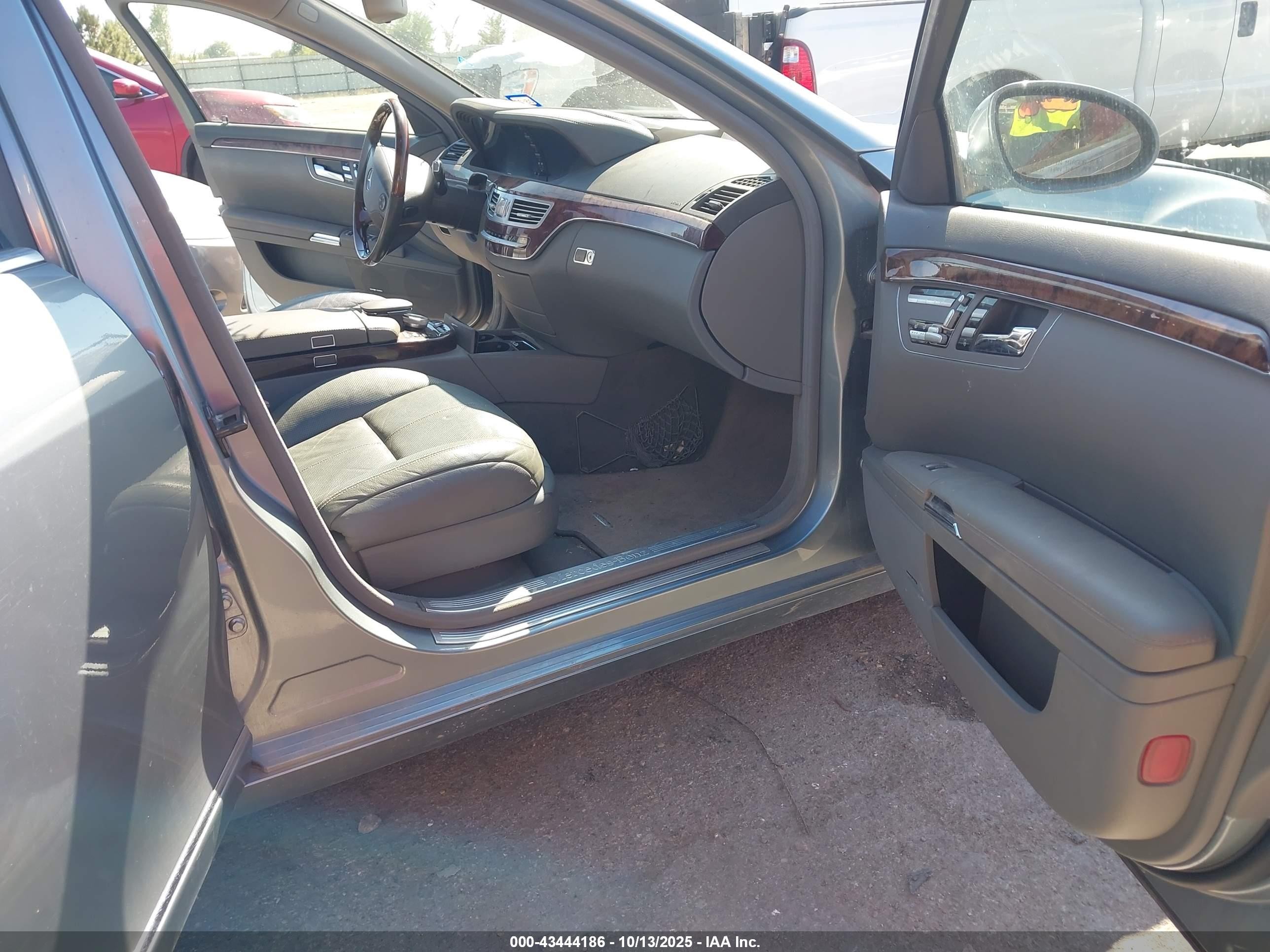 2008 Mercedes-benz S 550   Light Blue vin: WDDNG71X58A153037
