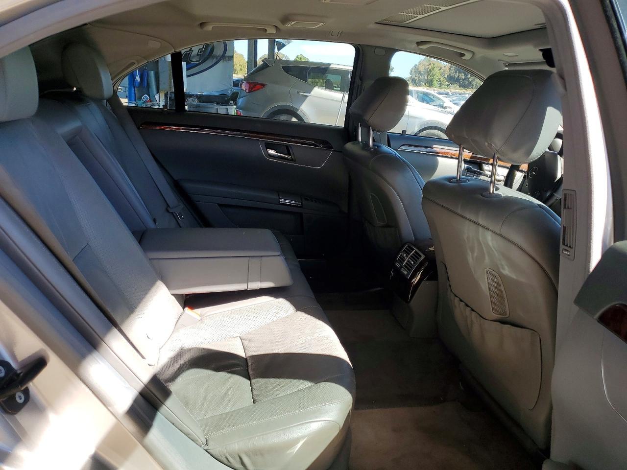 2007 Mercedes-benz S 550 Silver vin: WDDNG71X77A077089