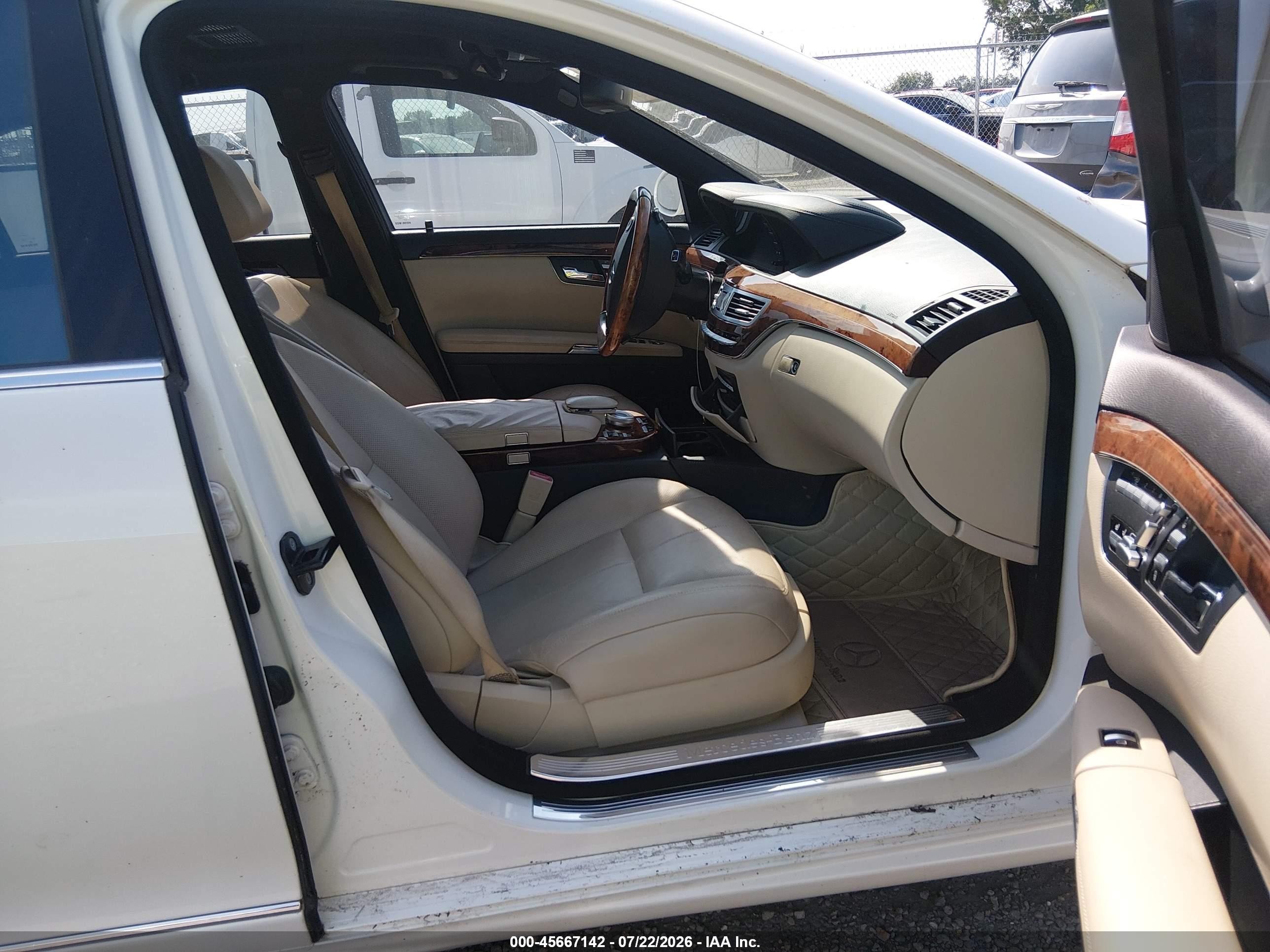 2009 Mercedes-benz S 550 Белый vin: WDDNG71X89A273013