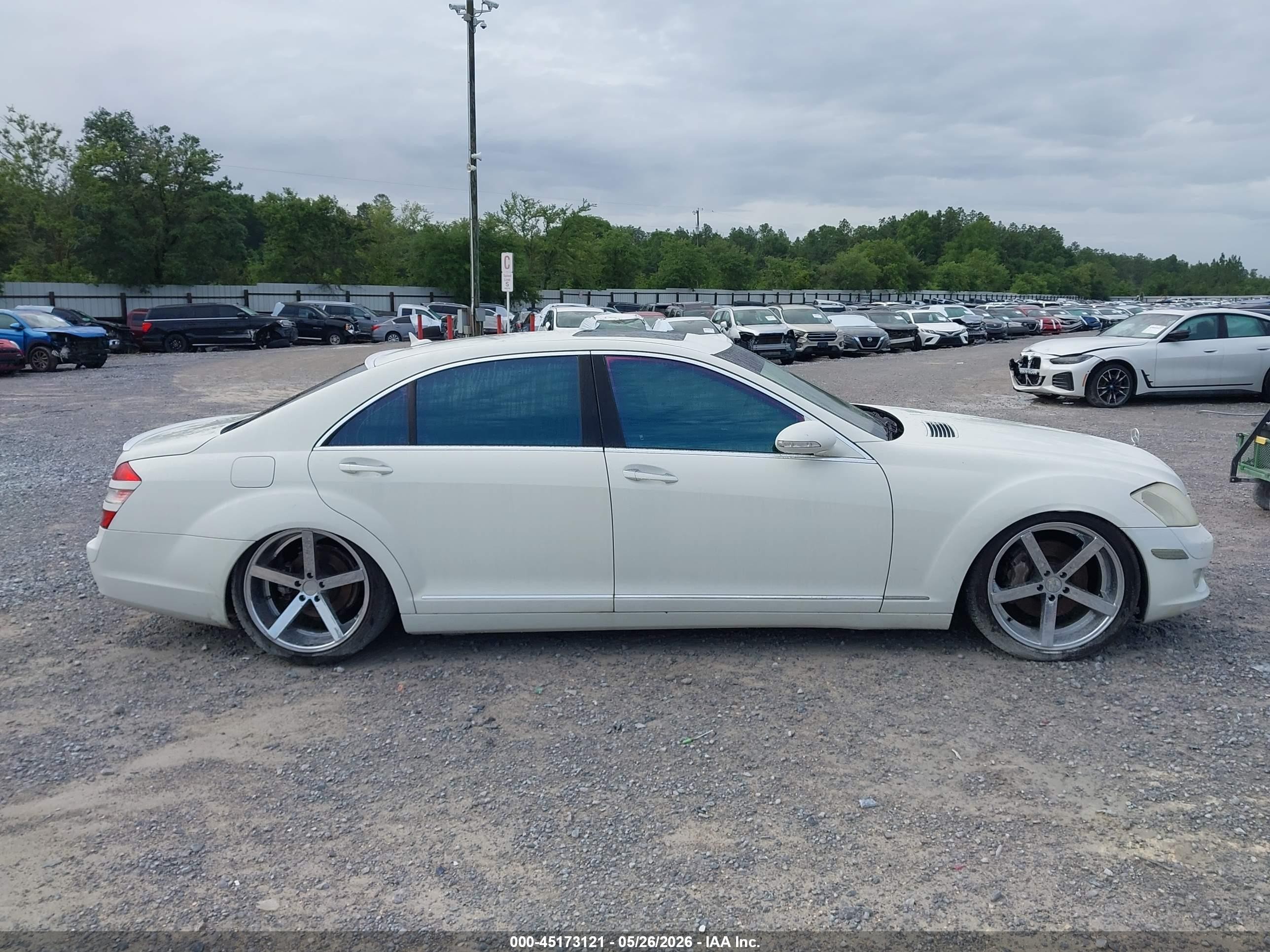 2007 Mercedes-benz S 550   White vin: WDDNG71X97A117771