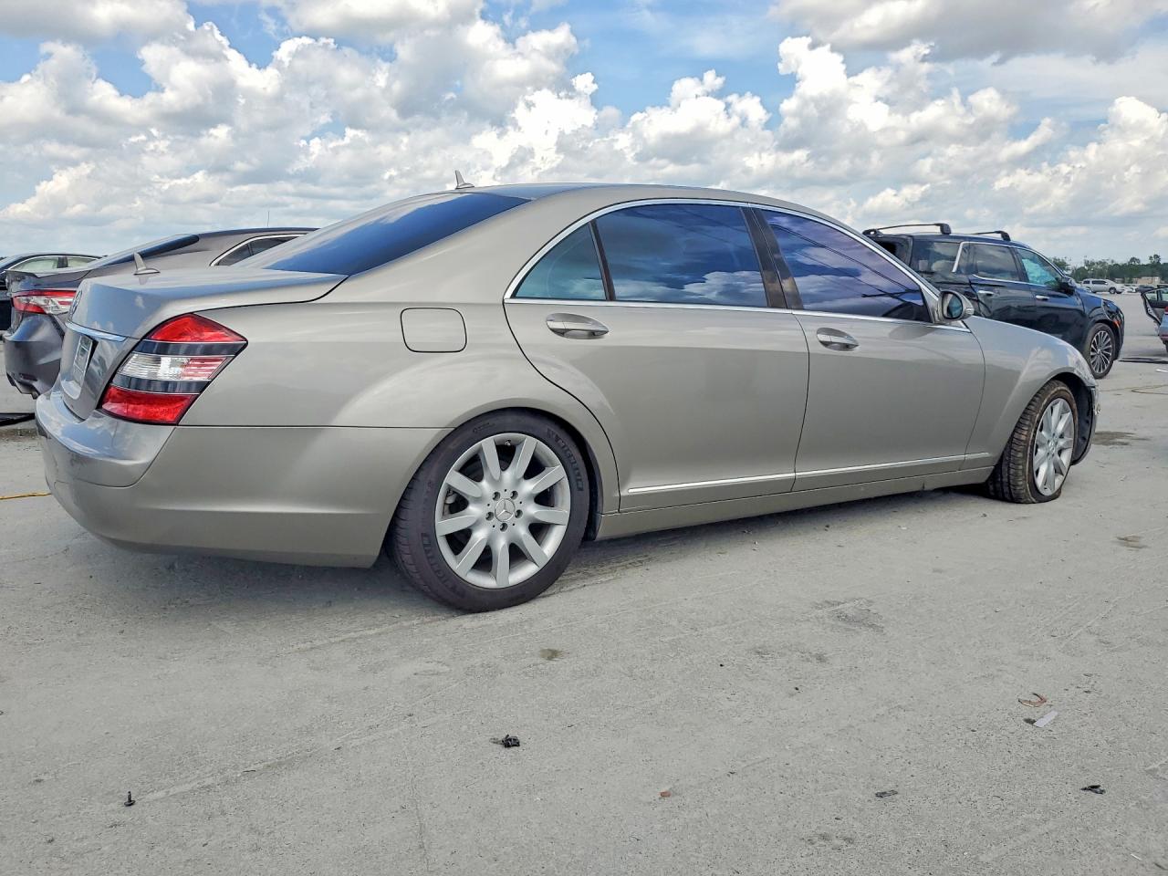2007 Mercedes-benz S 550 Gray vin: WDDNG71XX7A012575