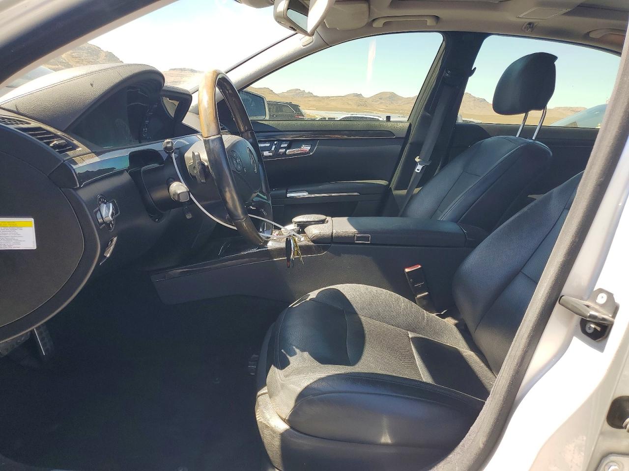 2011 Mercedes-benz S 550 Silver vin: WDDNG7BB0BA389489