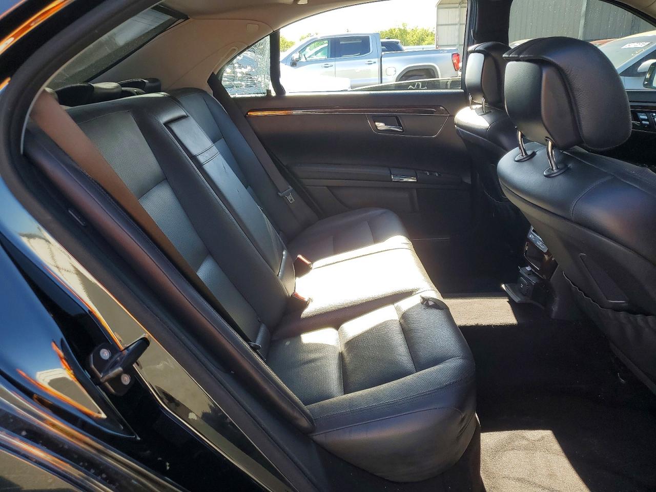 2011 Mercedes-benz S 550 Black vin: WDDNG7BB2BA361659