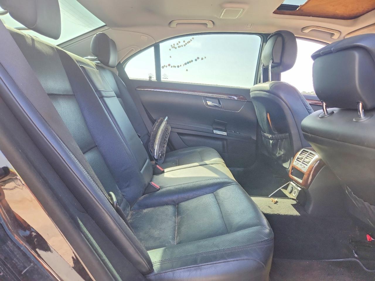 2010 Mercedes-benz S 550 Black vin: WDDNG7BB3AA288977