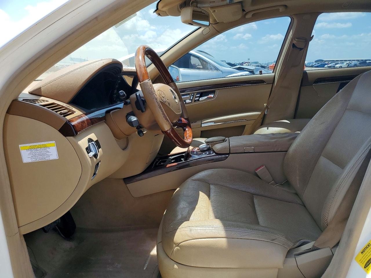 2010 Mercedes-benz S 550 Beige vin: WDDNG7BB3AA324733