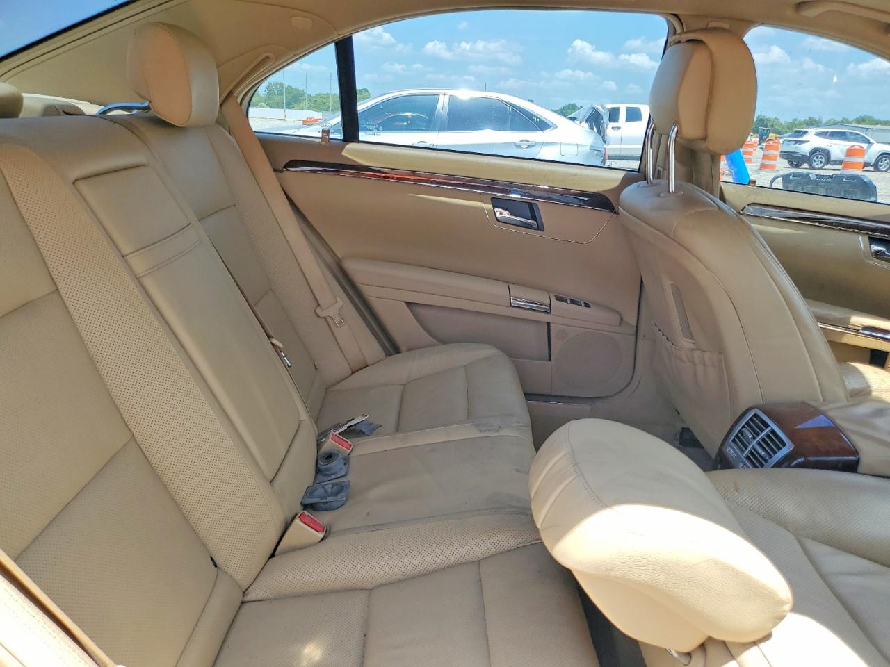 2010 Mercedes-benz S 550 Beige vin: WDDNG7BB3AA324733