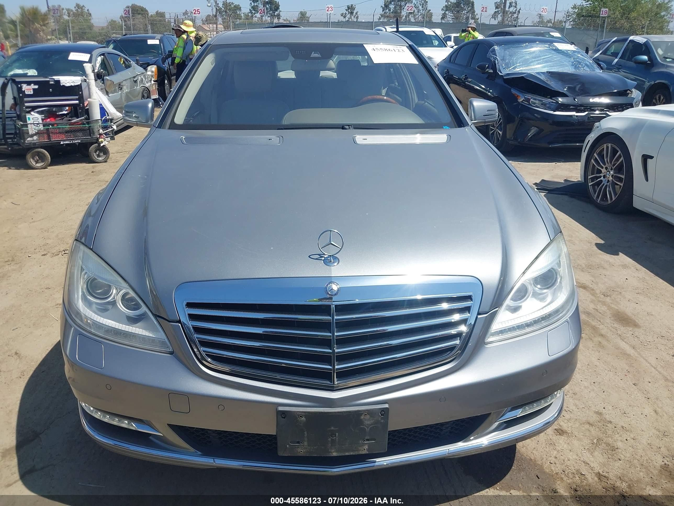 2011 Mercedes-benz S 550   Silver vin: WDDNG7BB3BA367485