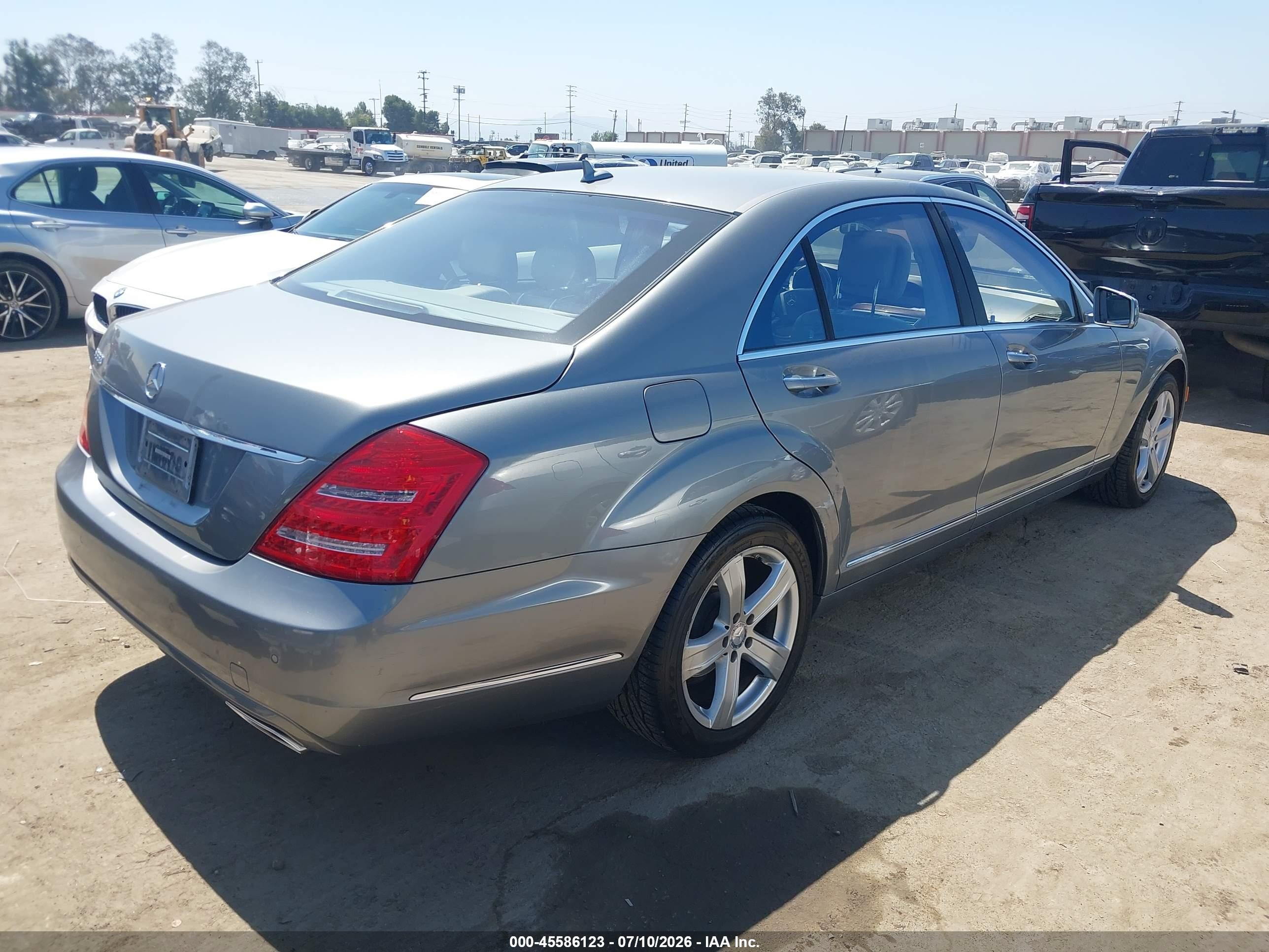 2011 Mercedes-benz S 550   Silver vin: WDDNG7BB3BA367485