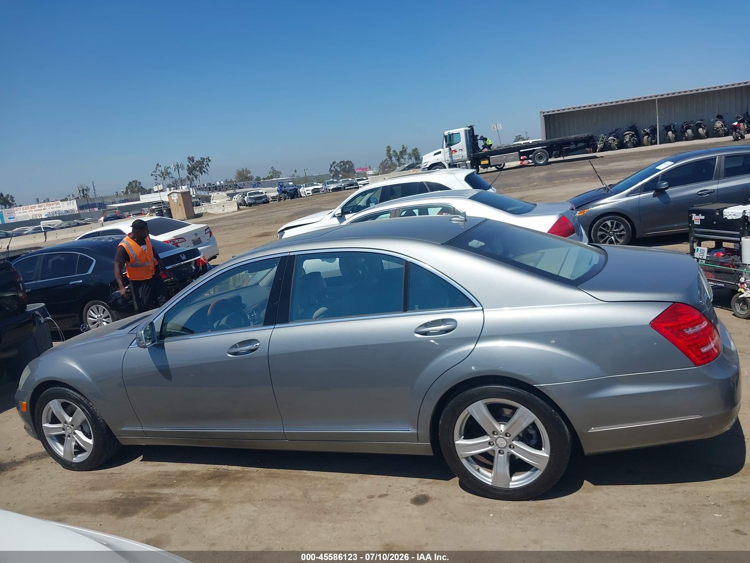 2011 Mercedes-benz S 550   Silver vin: WDDNG7BB3BA367485