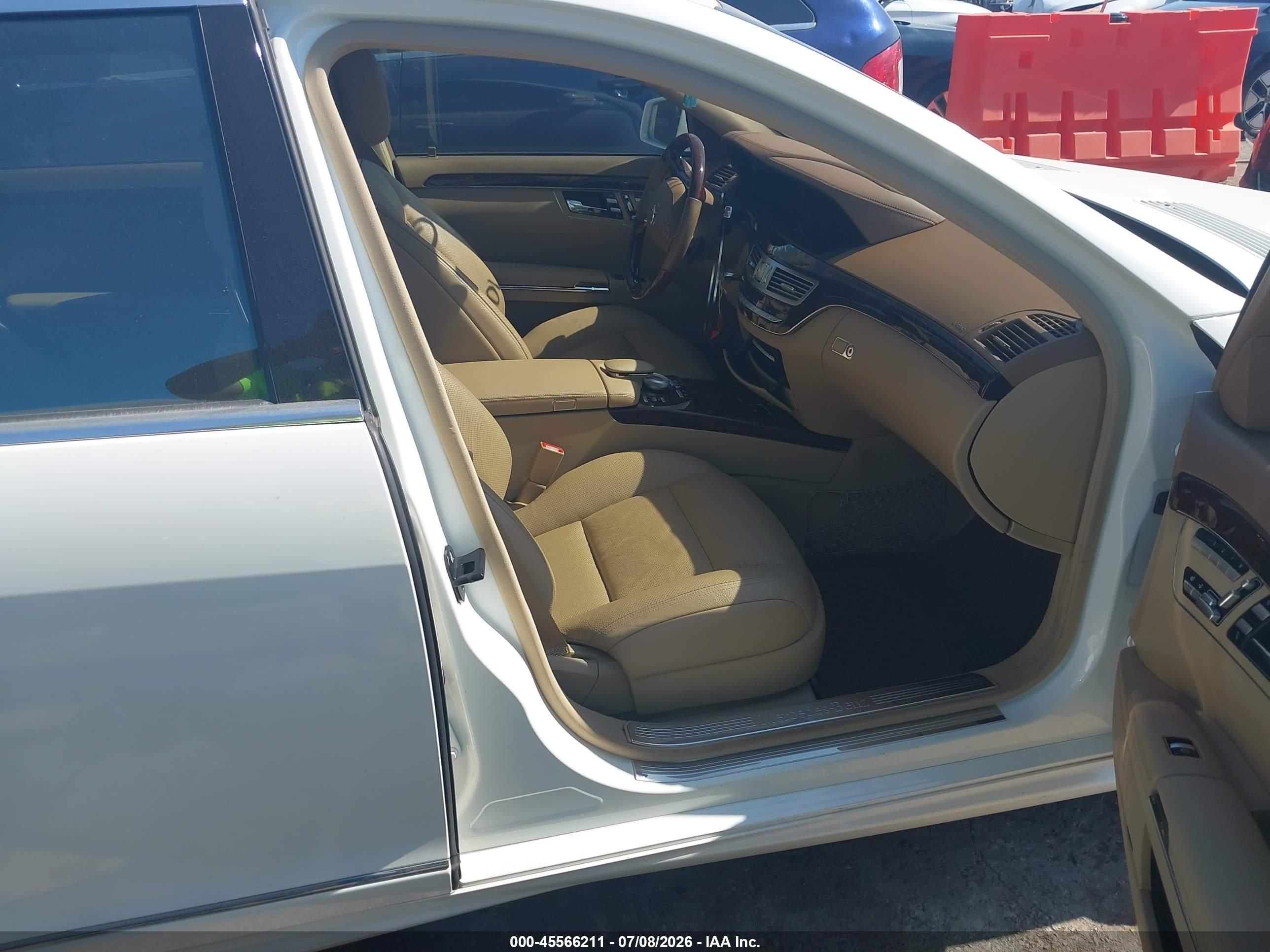 2011 Mercedes-benz S 550   White vin: WDDNG7BB3BA396615