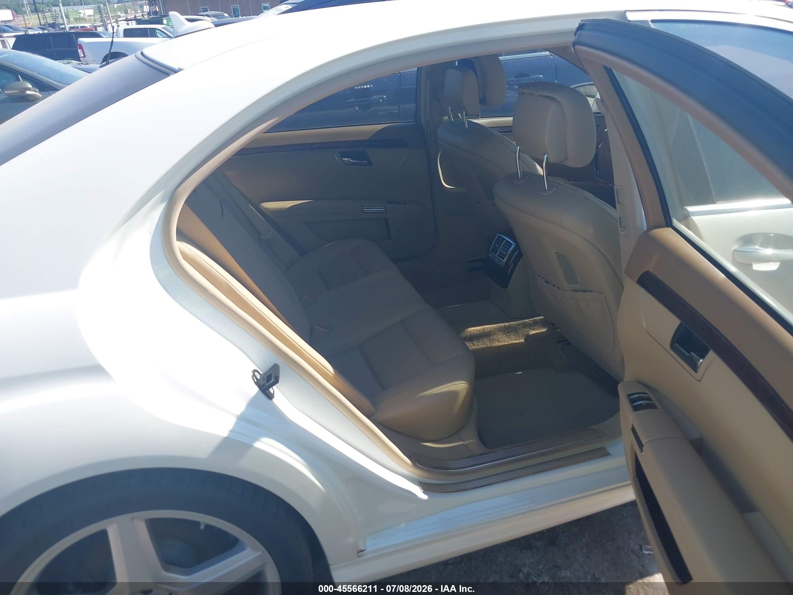 2011 Mercedes-benz S 550   White vin: WDDNG7BB3BA396615