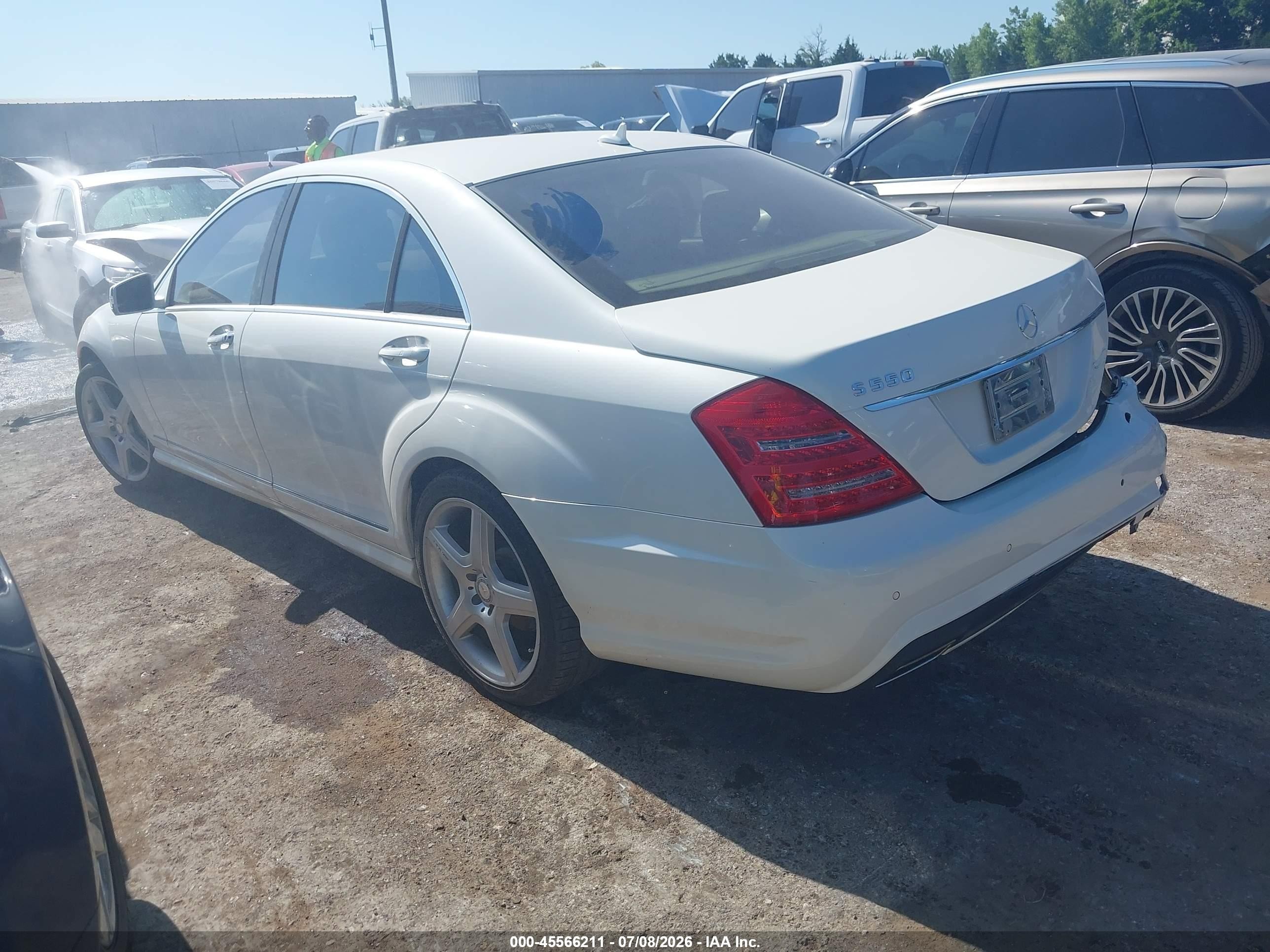 2011 Mercedes-benz S 550   White vin: WDDNG7BB3BA396615