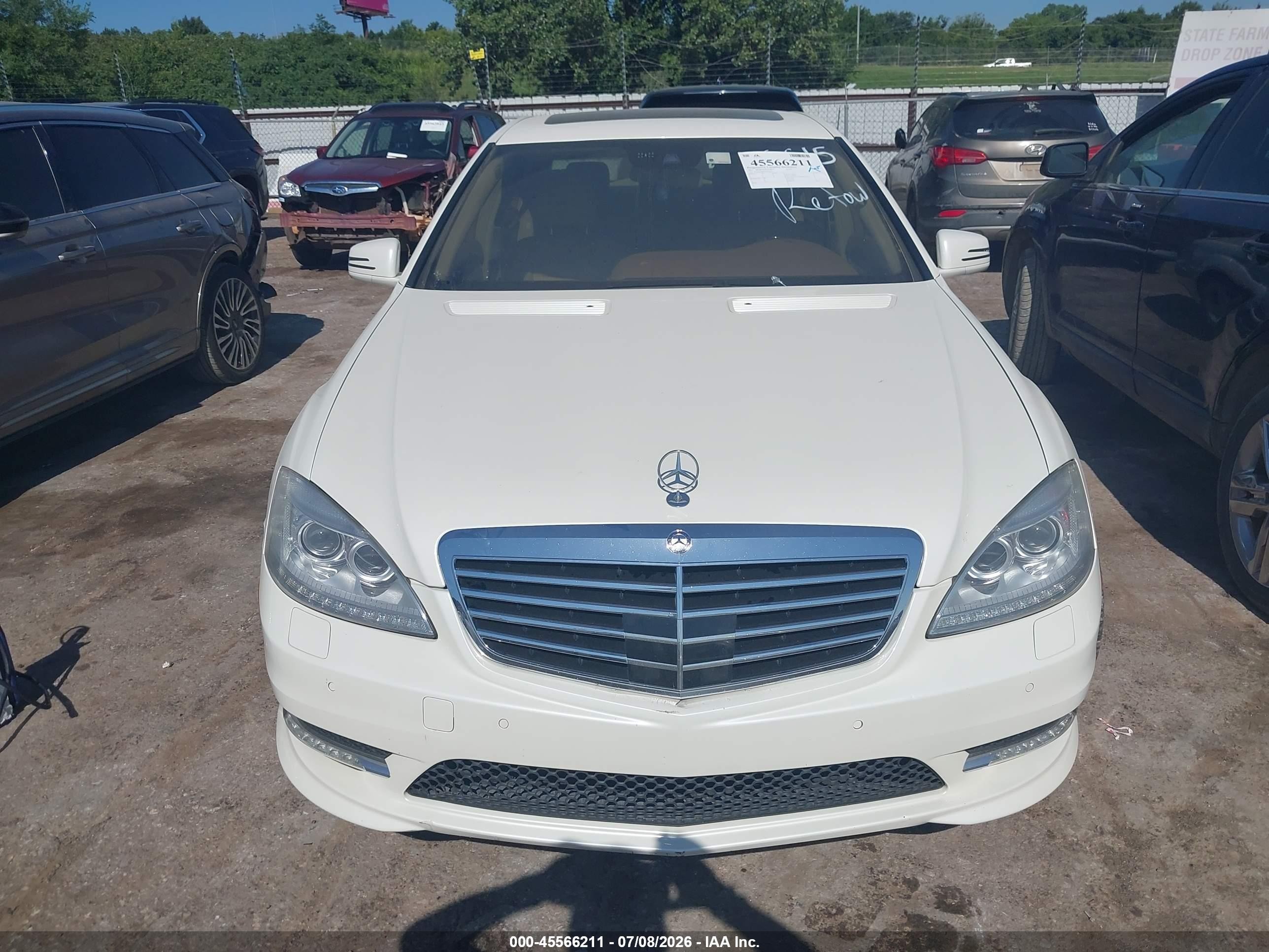 2011 Mercedes-benz S 550   White vin: WDDNG7BB3BA396615