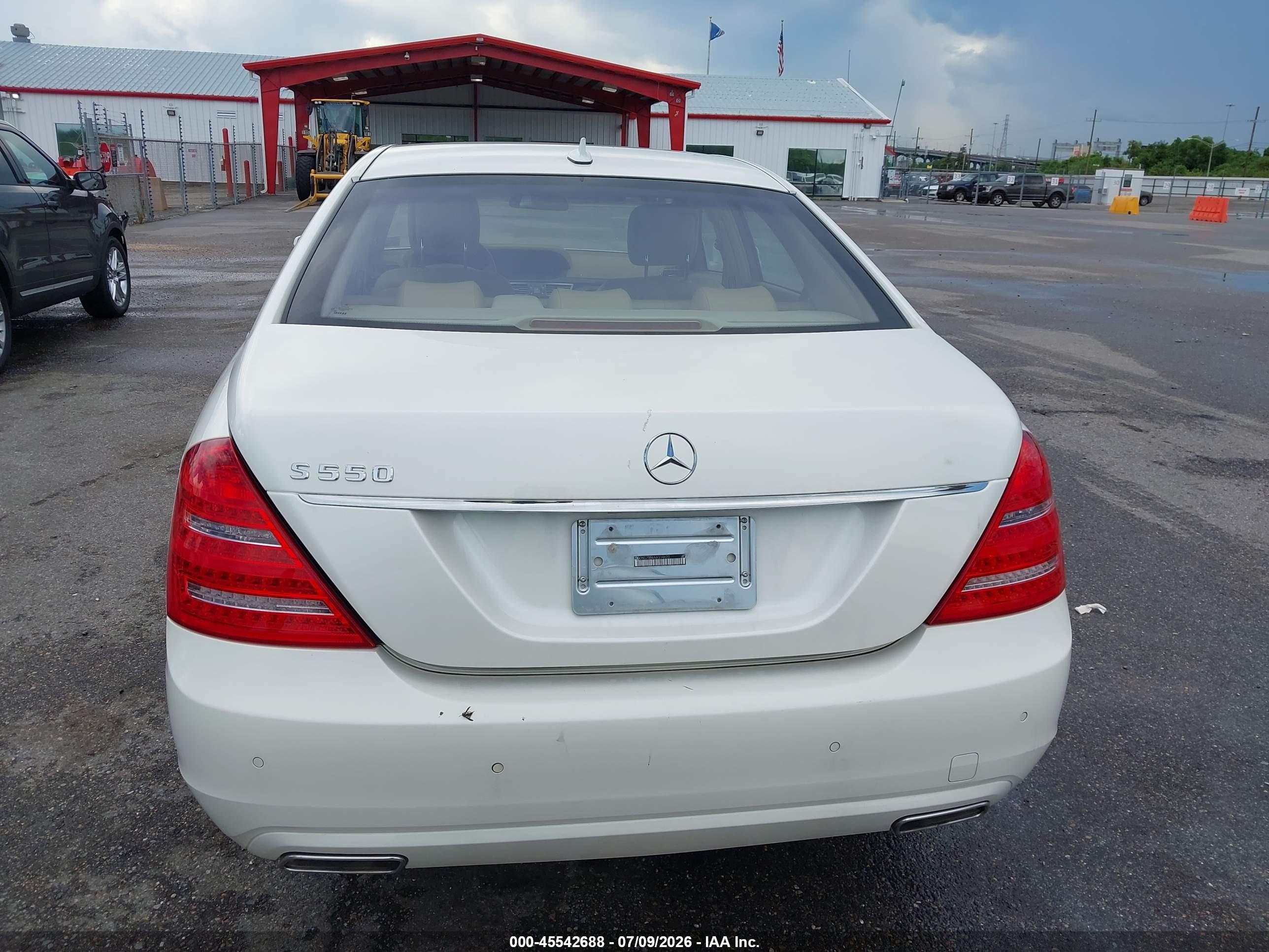 2010 Mercedes-benz S 550   White vin: WDDNG7BB6AA314620