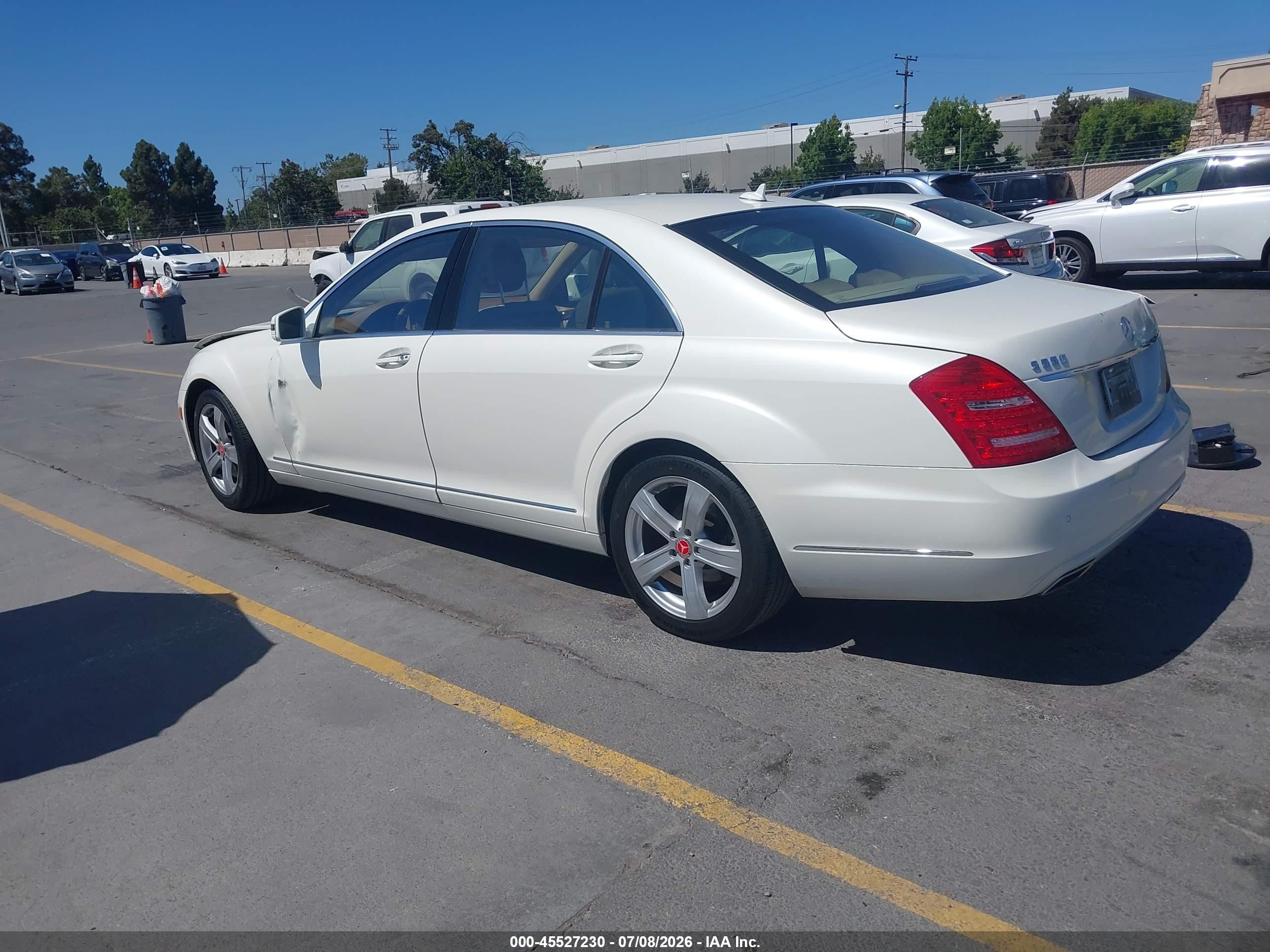 2010 Mercedes-benz S 550   White vin: WDDNG7BB6AA342126