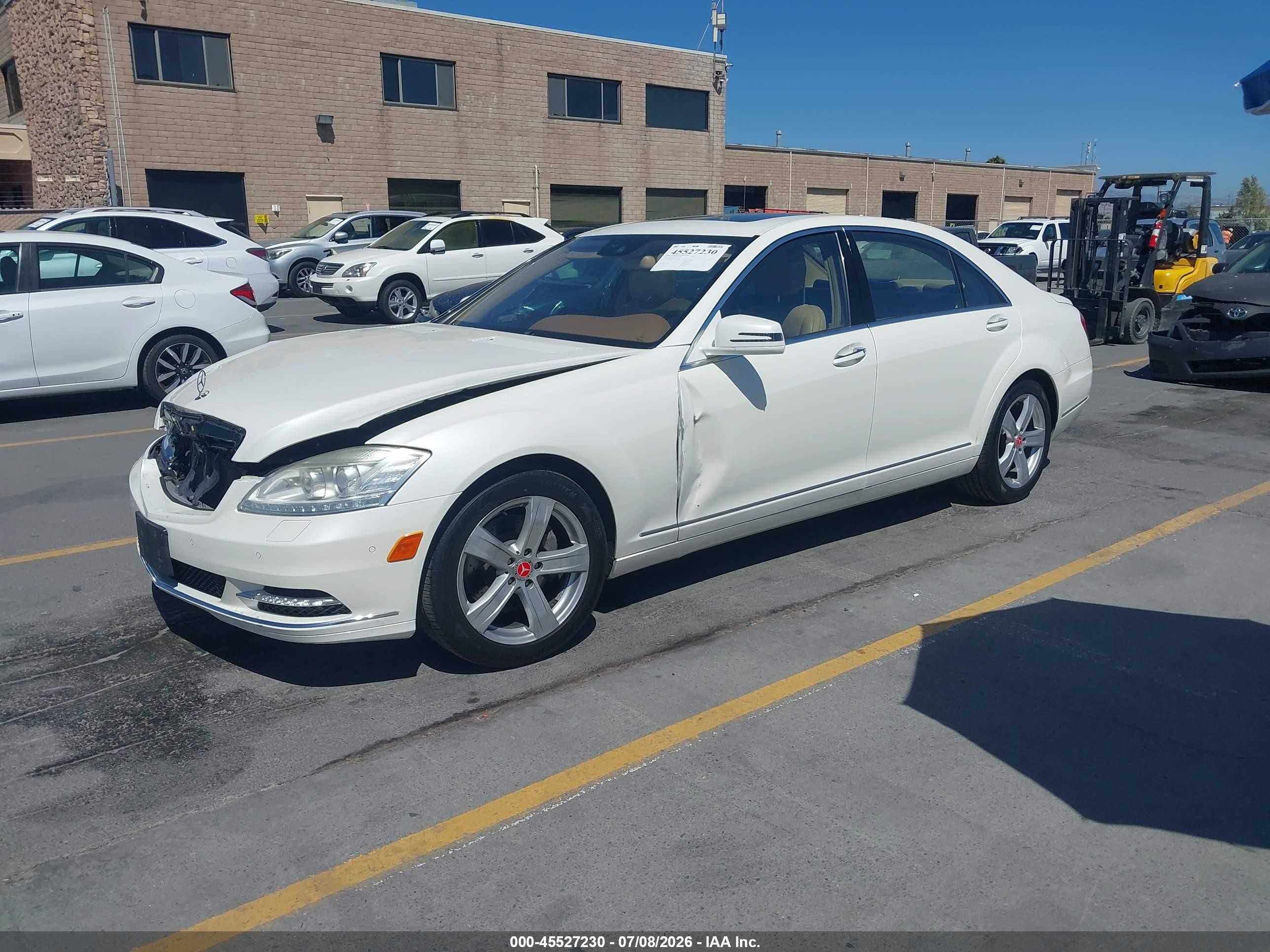 2010 Mercedes-benz S 550   White vin: WDDNG7BB6AA342126