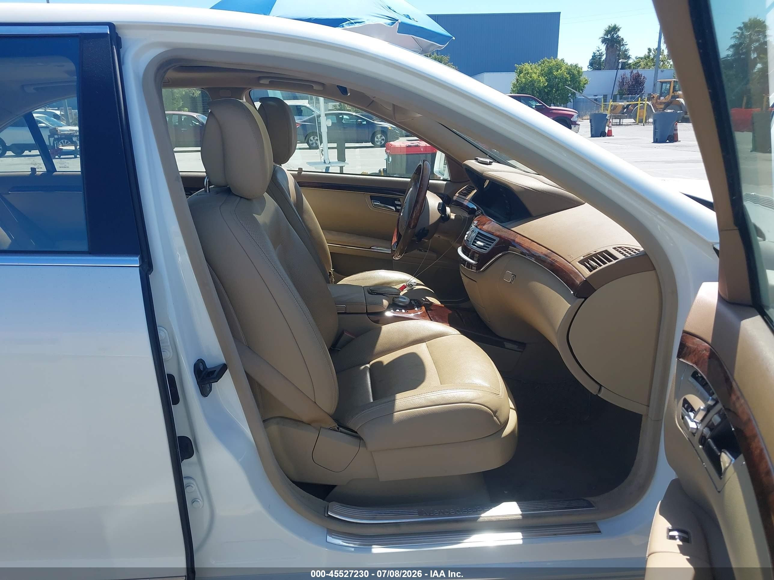 2010 Mercedes-benz S 550   White vin: WDDNG7BB6AA342126