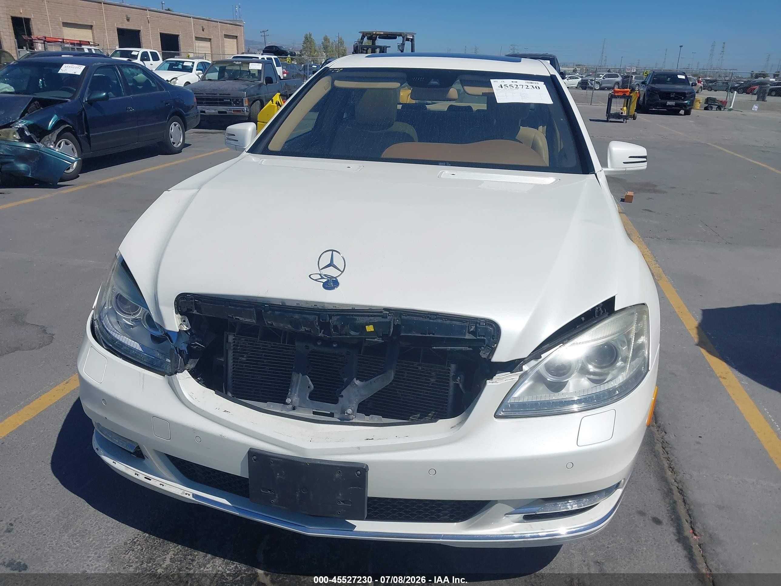 2010 Mercedes-benz S 550   White vin: WDDNG7BB6AA342126