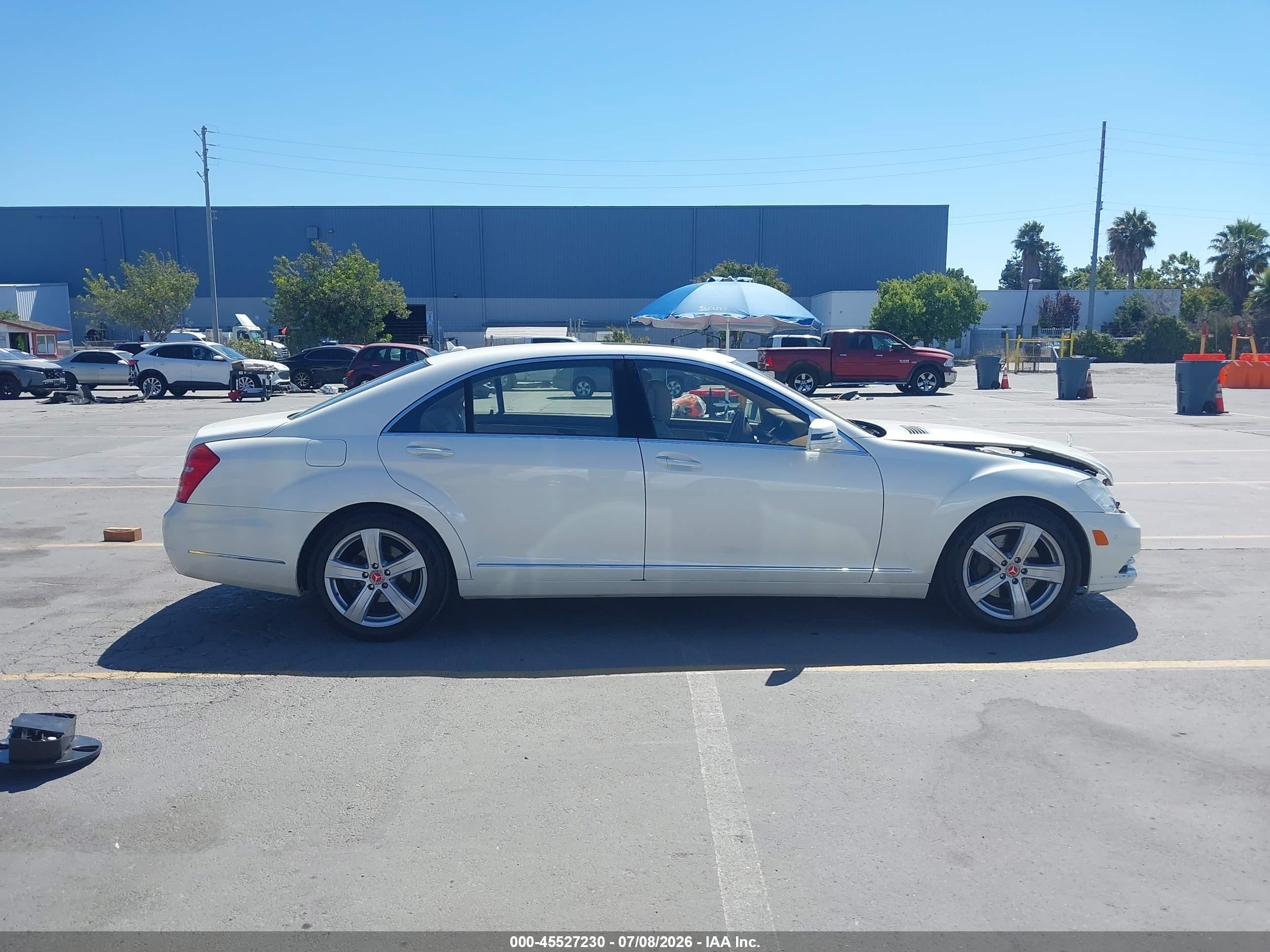 2010 Mercedes-benz S 550   White vin: WDDNG7BB6AA342126