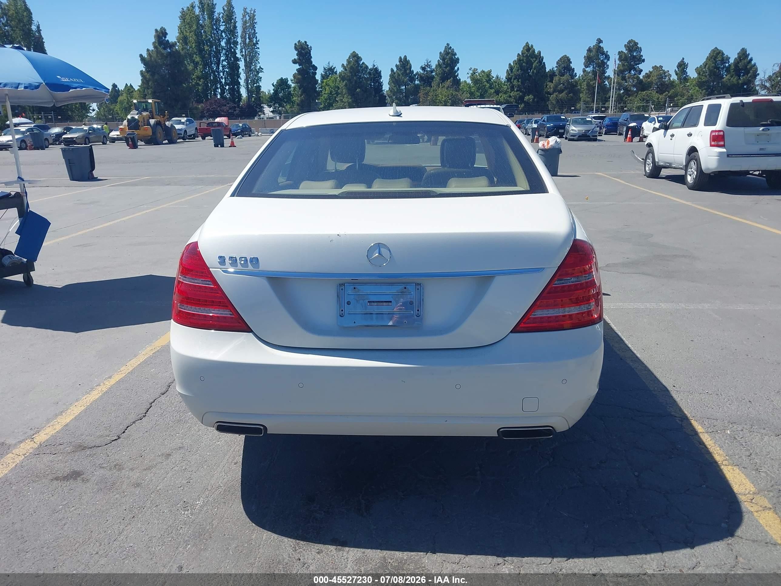 2010 Mercedes-benz S 550   White vin: WDDNG7BB6AA342126