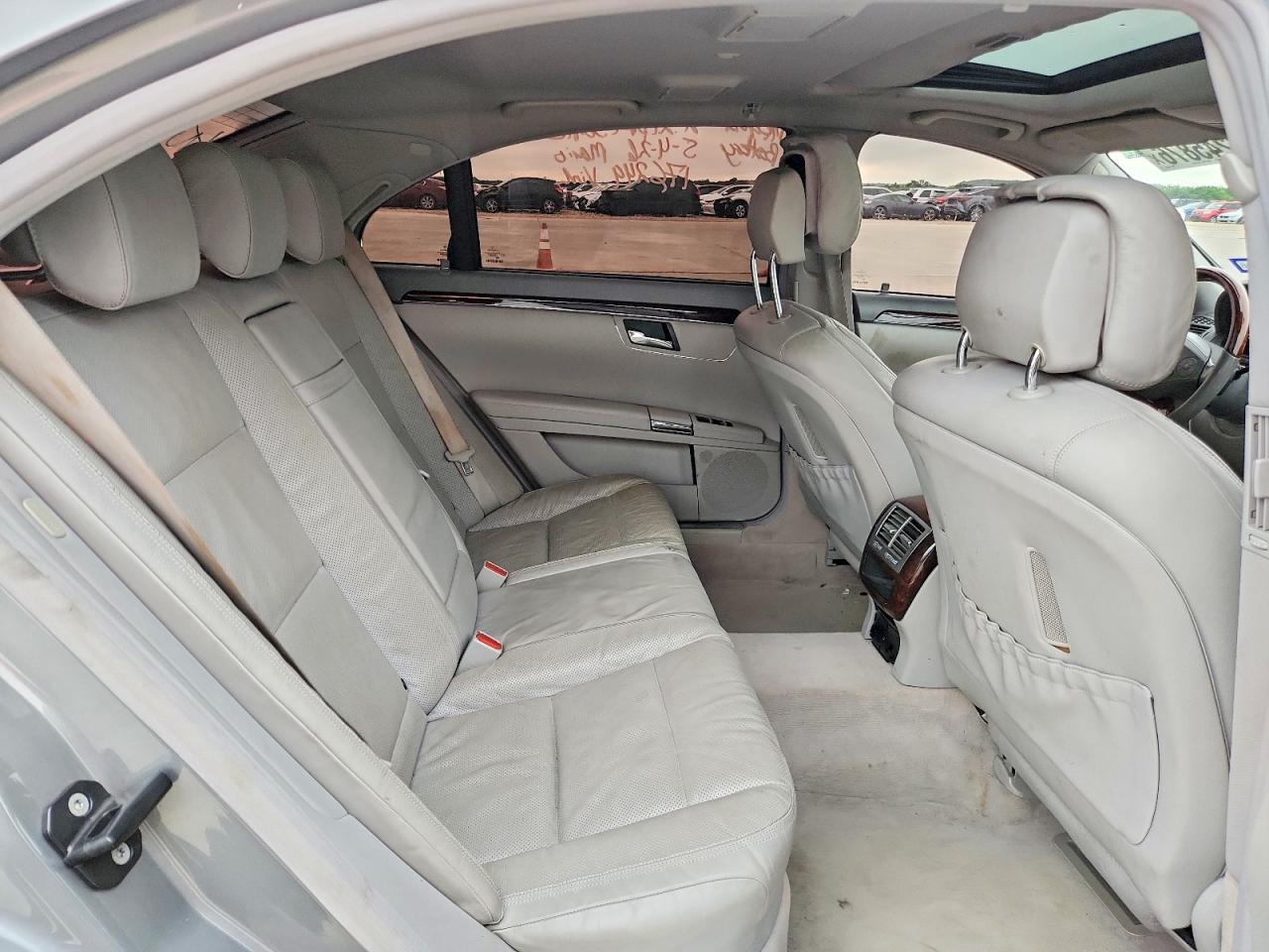 2011 Mercedes-benz S 550 Silver vin: WDDNG7BB6BA416131